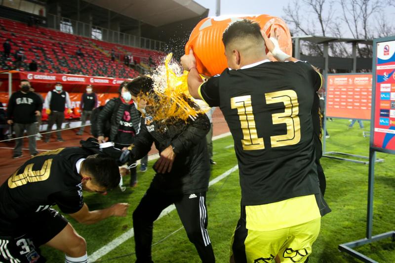 Colo Colo quiere repetir el baño de 'gatorei' a Gustavo Quinteros tras ganar la Copa Chile pasada (Agencia Uno)
