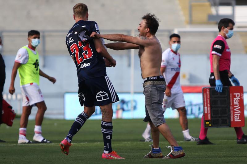 hincha de la U encara a Thomas Rodríguez (Agencia Uno)