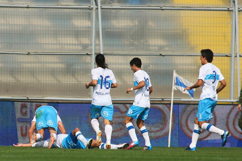 Trecco en el suelo celebra el gol del triunfo - Agencia Uno
