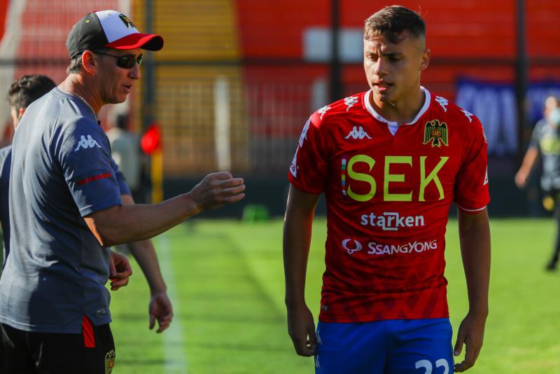 El DT de Unión Española conversa con Bastián Yáñez, otro de los baluartes del ataque rojo.
