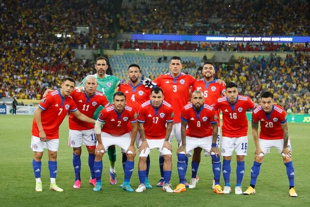 Así formó Chile en el último duelo ante Brasil