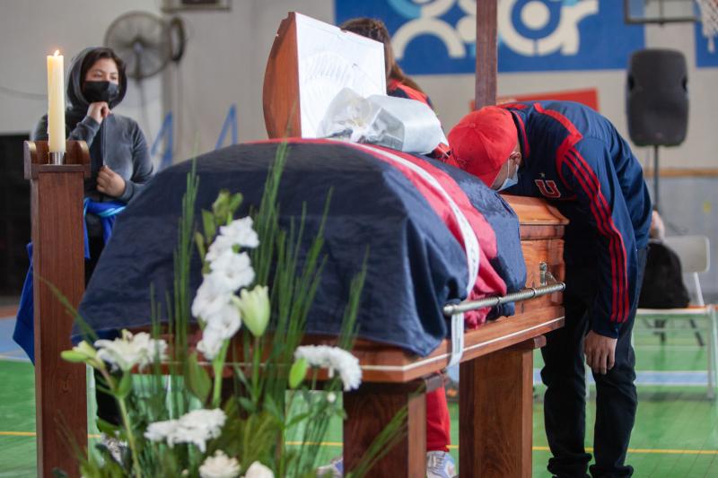 Hinchas se congregan a despedir a Leonel Sánchez