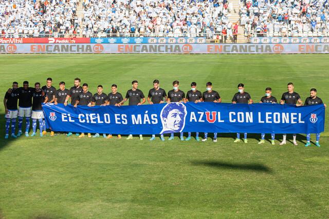 Pancarta de la Universidad de Chile en homenaje a Leonel Sánchez.