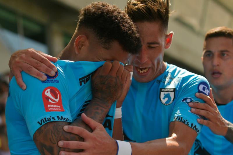 Edwuin Pernía abrazado por sus compañeros - Agencia Uno