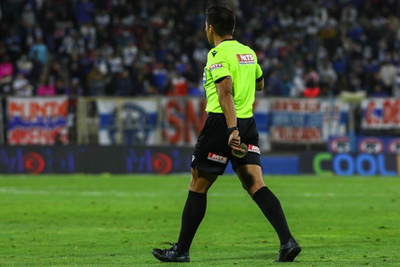 Cabero recoge la piedra que cayó a la cancha: podría ir en el informe del partido de la Universidad Católica (Agencia Uno)