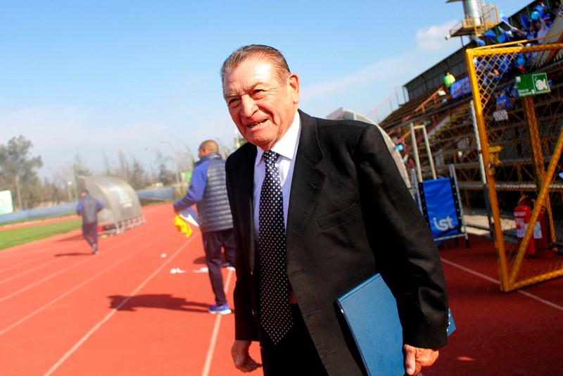 Hernán Godoy siempre ha estado acompañado de su clásica pizarra. Imagen: Agencia Uno.