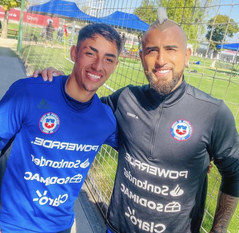 Dylan Portilla junto a Vidal