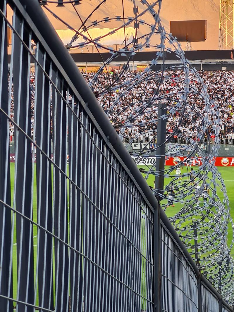 Hinchas de Colo Colo se fueron indignados por la mala visión del Estadio Monumental / Foto: @albo_1925