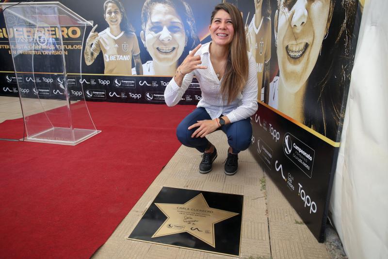 Carla Guerrero con su estrella de la ANFP