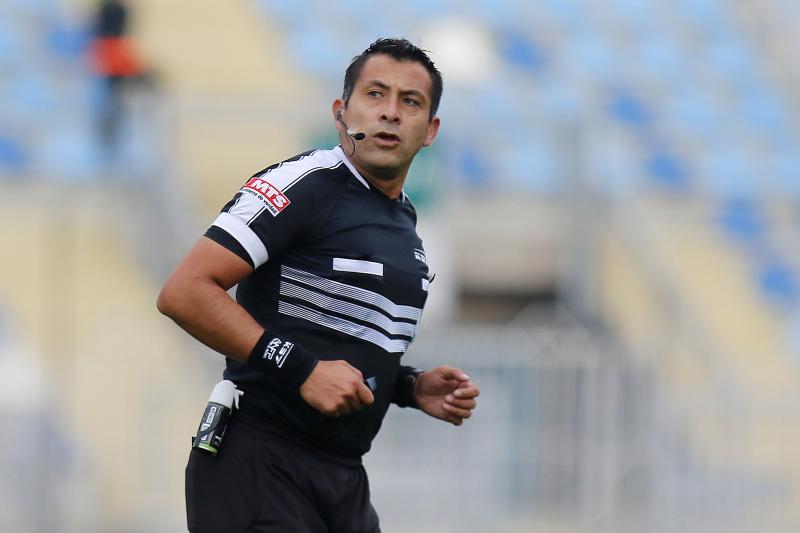 Julio Bascuñán dirigiendo en el fútbol chileno.