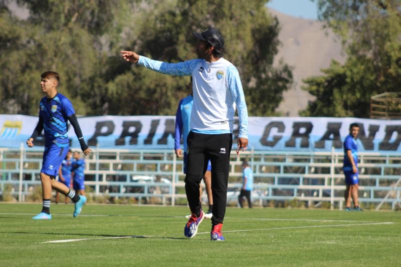 Nicolás Núñez está viviendo en Magallanes su primera experiencia como DT / Foto: Daniel Orellana, Comunicaciones Club Magallanes