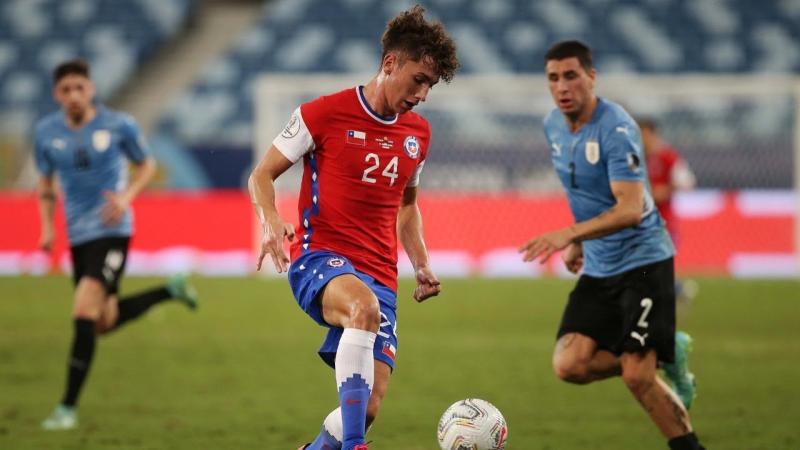 Luciano Arriagada jugando ante Uruguay en la Copa América.