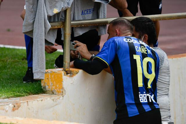 Marcelo Cañete revisando su expulsión en un celular.