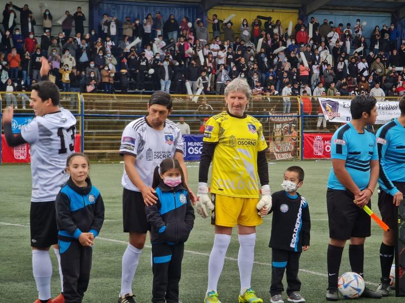 Parte del equipo de leyendas de Colo-Colo.