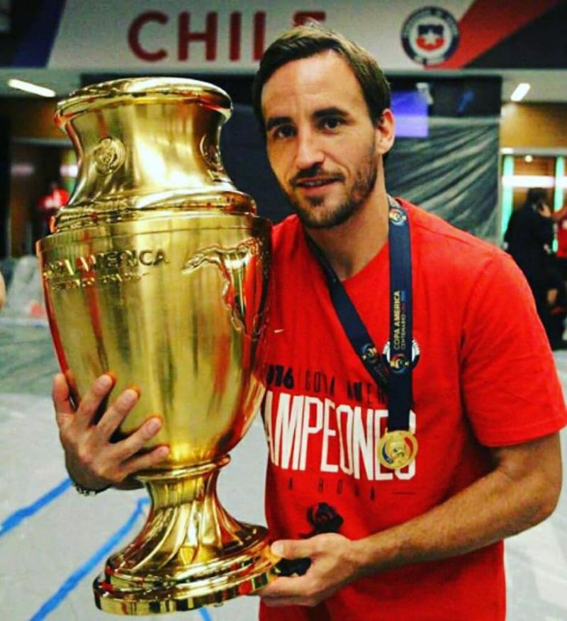 José Pedro Fuenzalida con la Copa América Centenario ganada el 2016.
