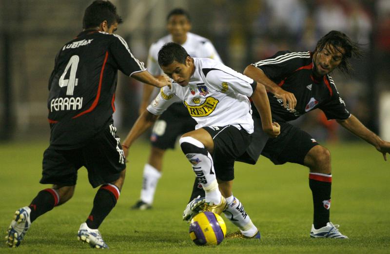 Alexis Sánchez en Colo Colo vs River Plate año 2007.
