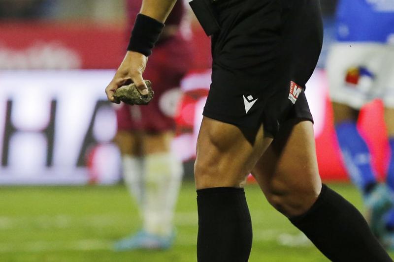 Piedra lanzada por hinchas de la UC