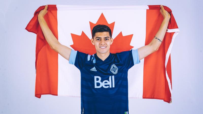 Cristián Gutiérrez posando con la bandera de Canadá.