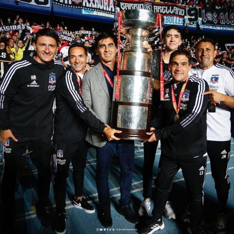 Gustavo Quinteros y su cuerpo técnico con la Supercopa de Chile.