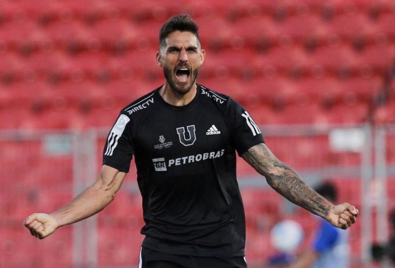 Joaquín Larrivey, delantero de la U con la camiseta de homenaje a Carlos Campos.