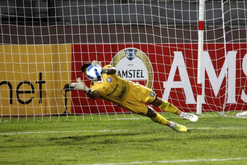 Diego Sánchez atajando un penal.