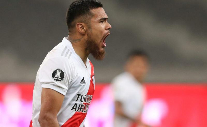 27 años, defensa de River Plate de Argentina