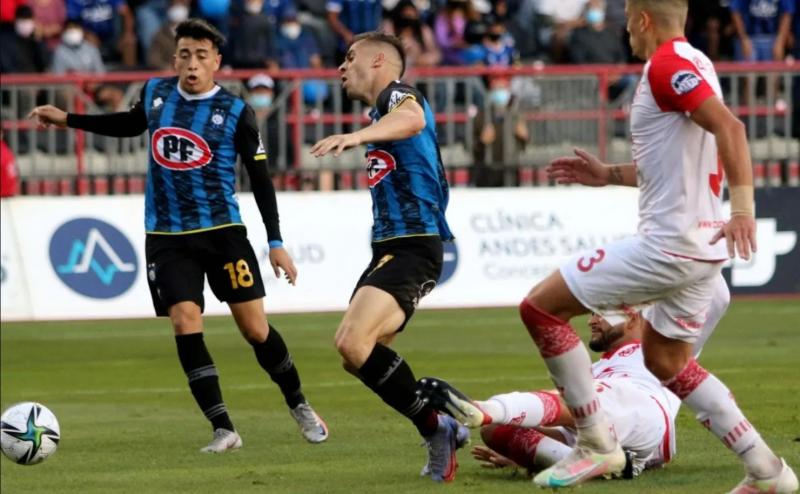 Jugada del polémico penal para Huachipato ante Deportes Copiapó.