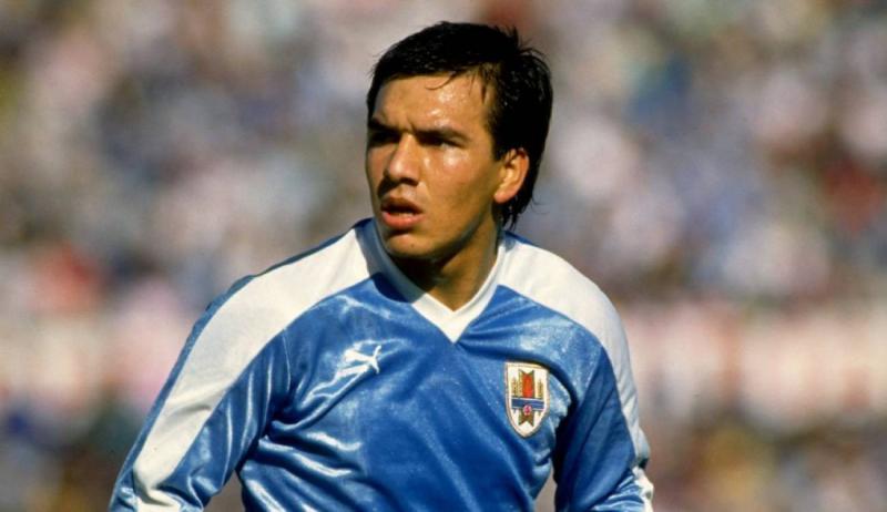 Rubén Sosa jugando por la Selección de Uruguay