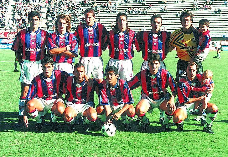 Gustavo Quinteros (esquino superior izquierda) jugando por San Lorenzo