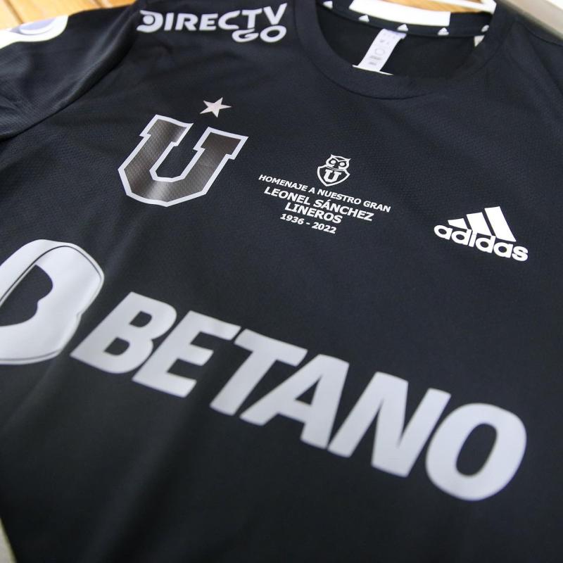 Camiseta negra de Universidad de Chile en el luto por Leonel Sánchez.