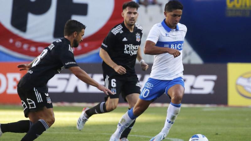 Jugadores de Universidad Católica y Colo Colo.