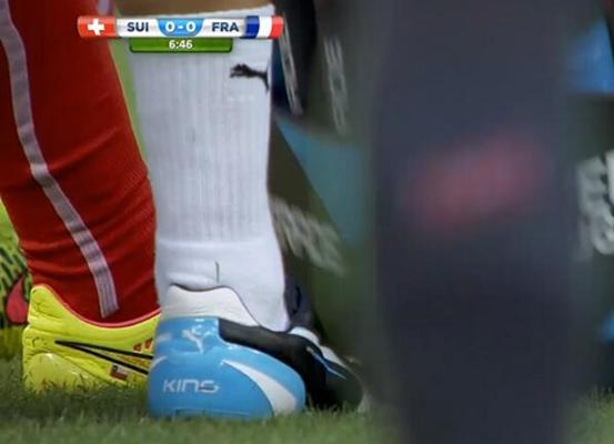 Zapato de Ricardo Rodríguez con la bandera de Chile.