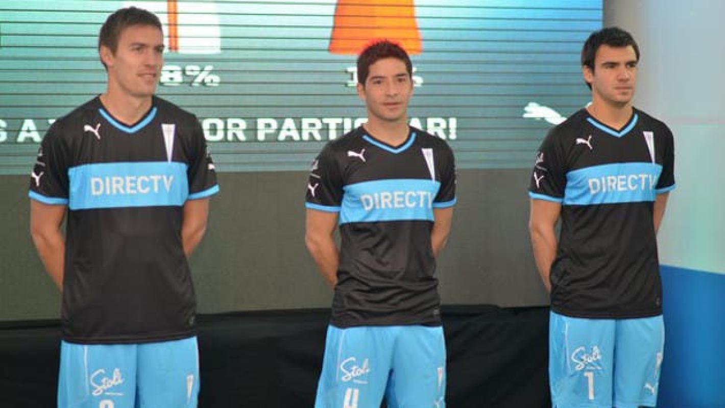 camiseta uc negra