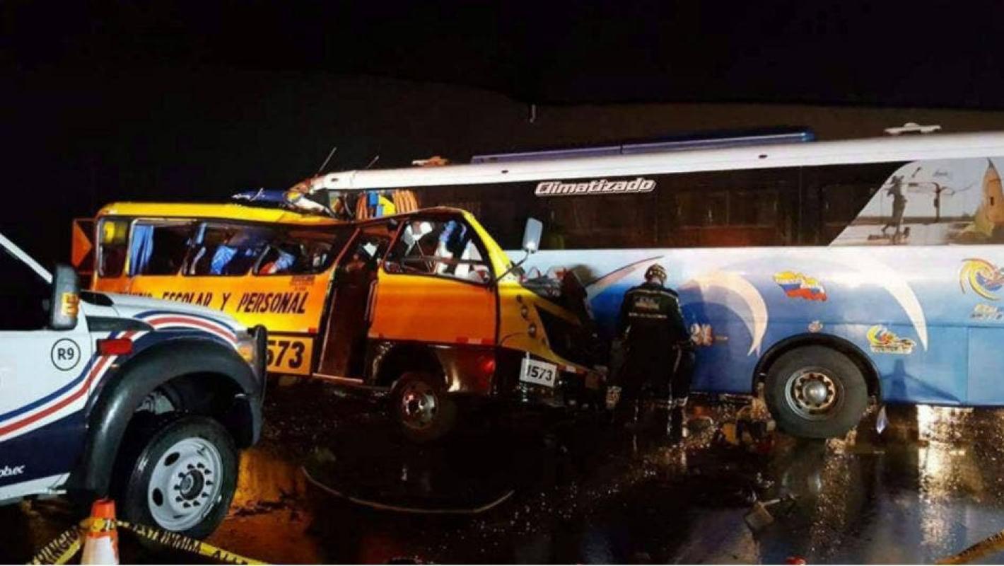 Accidente de carretera deja al menos 19 muertos y 17 heridos en E