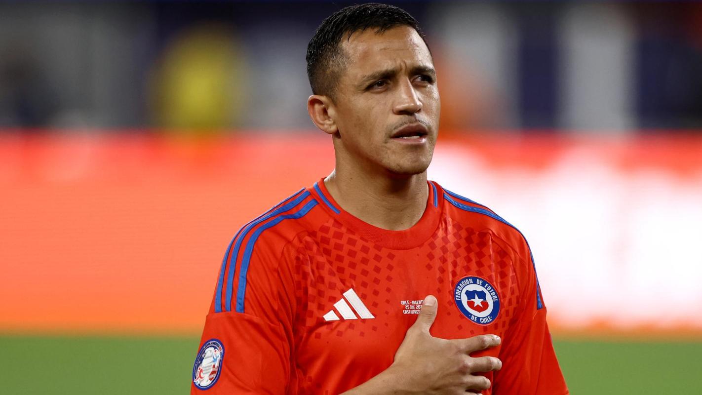 Alexis Sánchez #10 of Chile looks on against Argentina during a group stage match at MetLife Stadium on June 25, 2024 in East Rutherford, New Jersey. (AFP Photo)