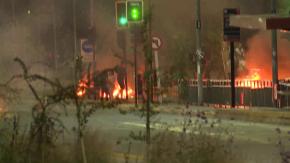 Desalojo de feria navideña ilegal en Peñalolén desata enfrentamientos entre comerciantes y Carabineros Desalojo de feria navideña ilegal en Peñalolén desata enfrentamientos entre comerciantes y Carabineros
