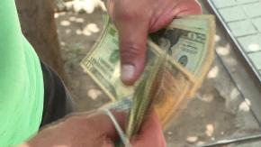 Dólar está por debajo de los $900: ¿seguirá cayendo? 