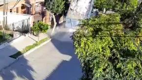 Vecino denuncia que camión descargó escombros en pasaje residencial de Cerrillos