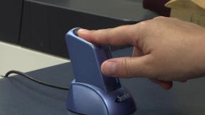 Huella digital complica trámites a personas mayores: Proyecto propone nuevos métodos