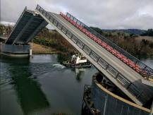 Puente Cau Cau levantó sus brazos por primera vez para dar paso a embarcaciones Puente Cau Cau levantó sus brazos por primera vez para dar paso a embarcaciones