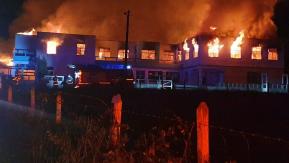 PDI detiene a tres hombres acusados de participar en el robo e incendio de una escuela en Cañete PDI detiene a tres hombres acusados de participar en el robo e incendio de una escuela en Cañete