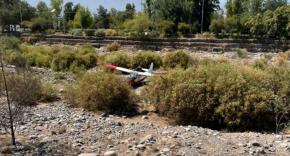 Ilesos resultaron los dos pilotos de aeronave de la FACh que cayó al lecho del río Mapocho Ilesos resultaron los dos pilotos de aeronave de la FACh que cayó al lecho del río Mapocho