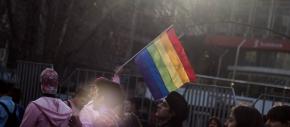 Joven de 16 años atacó a una pareja de mujeres y le provocó la muerte a una: Movilh acusa lesbofobia Joven de 16 años atacó a una pareja de mujeres y le provocó la muerte a una: Movilh acusa lesbofobia