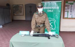 Hombre es detenido por atacar con un cuchillo y un rifle a postón a su ex pareja e hijo Hombre es detenido por atacar con un cuchillo y un rifle a postón a su ex pareja e hijo