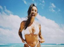 "Sirena de cochayuyos": las graciosas reacciones al último toples playero de Denise Rosenthal en IG