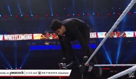 [VIDEOS] Bad Bunny se luce en WrestleMania de la WWE con arriesgadas acrobacias