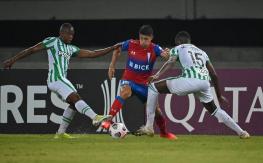La UC no lo pasa bien en su debut en la Libertadores y cae frente a Atlético Nacional en Colombia La UC no lo pasa bien en su debut en la Libertadores y cae frente a Atlético Nacional en Colombia
