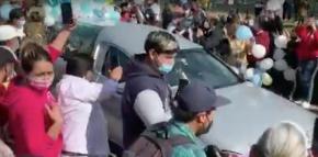 [VIDEO] Entre globos y acompañado de la gente: Así fue la caravana de Tomás Bravo tras salir del SML