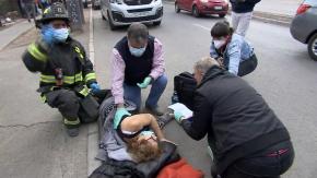 Mujer que cayó y se desmayó en plena calle fue asistida por Martín Cárcamo y el doctor Molina Mujer que cayó y se desmayó en plena calle fue asistida por Martín Cárcamo y el doctor Molina