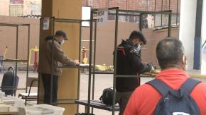 Insólito: Cámaras de votación no tienen cortinas en el Liceo Darío Salas de Santiago Insólito: Cámaras de votación no tienen cortinas en el Liceo Darío Salas de Santiago